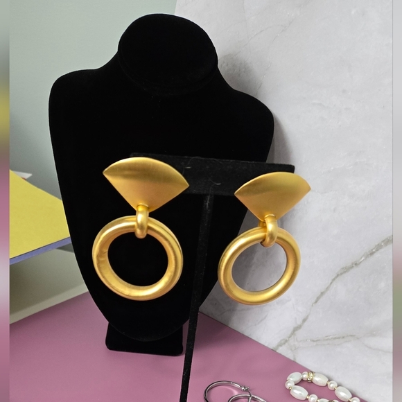 Elegant Gold Tone Statement Earrings Clip On Earrings - Picture 1 of 15